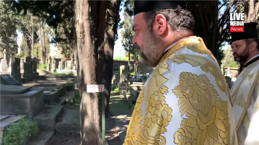 Η Ιερά Ακολουθία και η Περιφορά του Επιταφίου στο Κοιμητήριο...