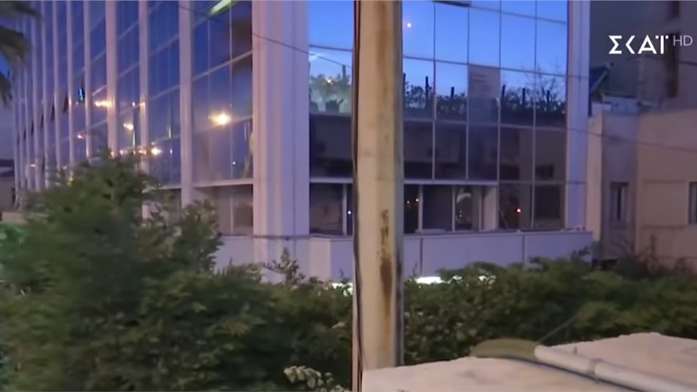 Επίθεση με βόμβες μολότοφ στον τηλεοπτικό σταθμό ΣΚΑΪ
