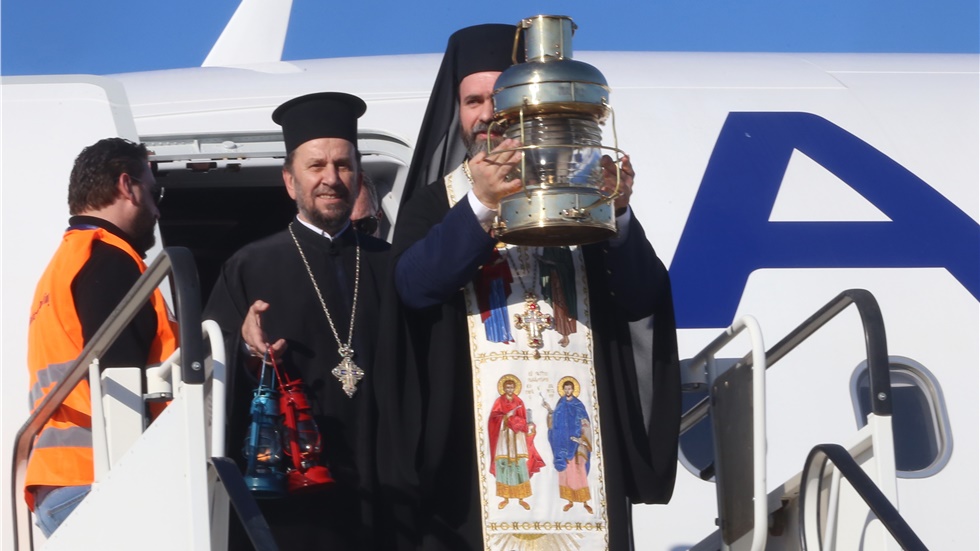 Στην Αθήνα το Άγιο Φως - Λιτή τελετή υποδοχής	
