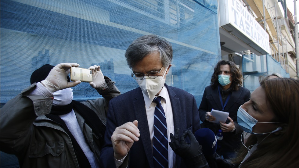 Σ. Τσιόδρας: 37 άτομα στην ιδιωτική κλινική στο Περιστέρι βρέθηκαν...