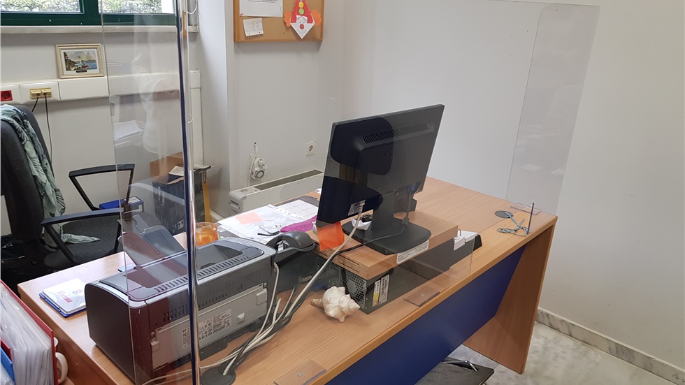 Πλεξιγκλάς υπό ...εξαφάνιση - Το τοποθετούν από φαρμακεία και...