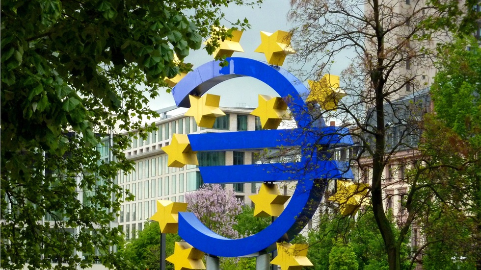 Η Κομισιόν προβλέπει συρρίκνωση-ρεκόρ κατά 7,7% του ΑΕΠ της ευρωζώνης...