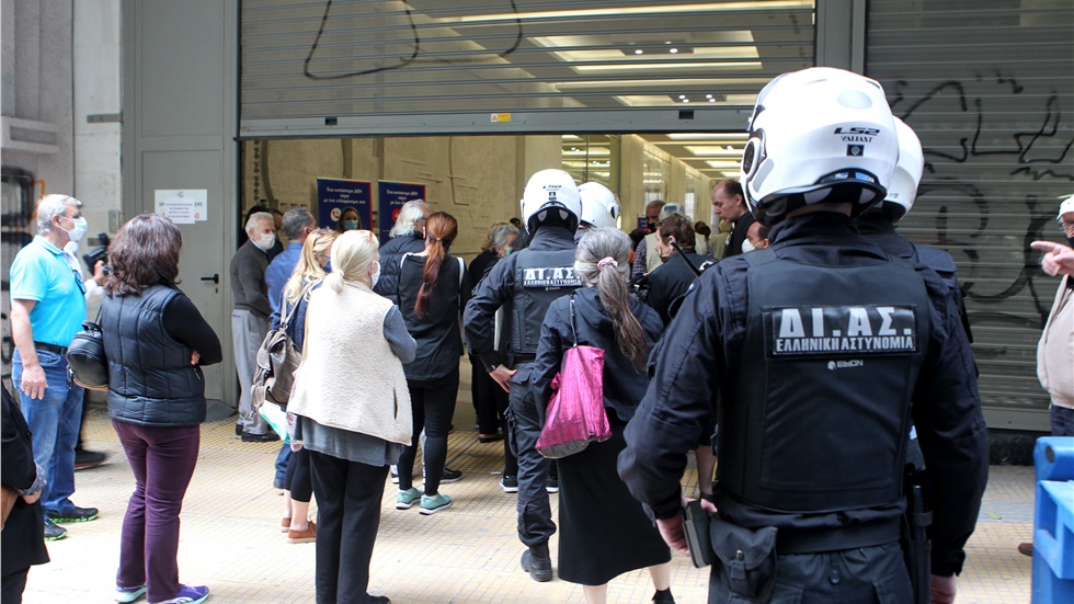 Μεγάλες ουρές στη ΔΕΗ επί της οδού Αριστείδου μετά από το πολυήμερο...
