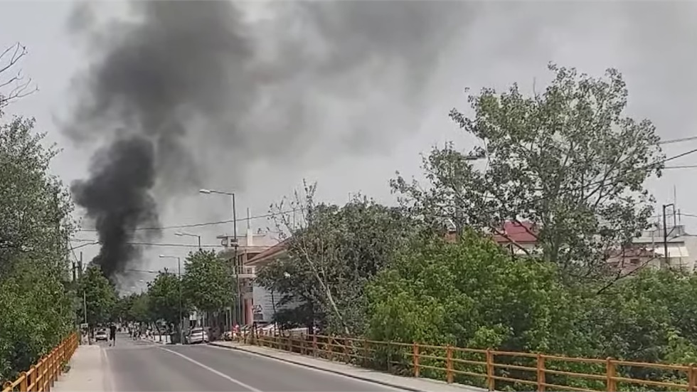 Ένταση και φωτιές στον οικισμό Ρομά στη Νέα Σμύρνη Λάρισας (Βίντεο)