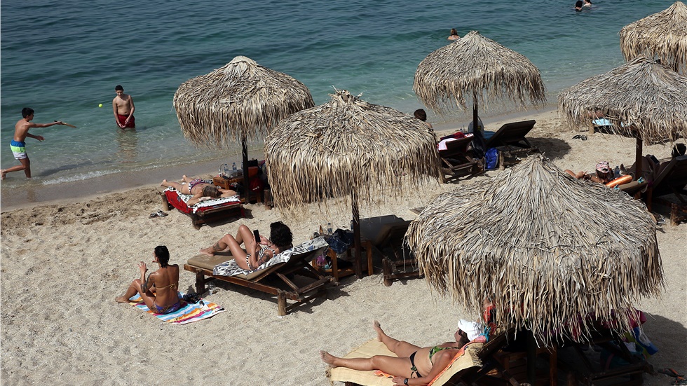 Διεθνή ΜΜΕ: Η Ελλάδα επιστρέφει στις παραλίες κρατώντας τις αποστάσεις...