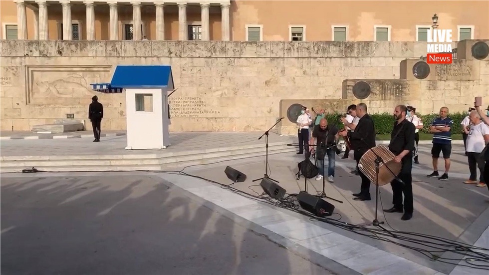Πόντιοι Εύζωνες καταφθάνουν στο Σύνταγμα κατά την έναρξη της...