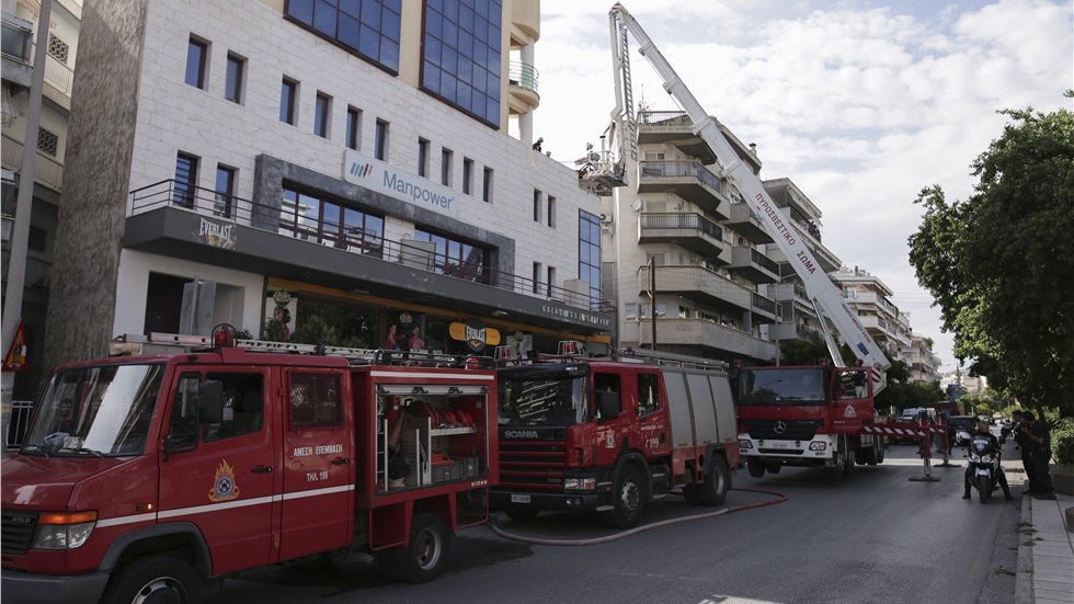 Θεσσαλονίκη: Γυναίκα εγκλωβίστηκε σε μπαλκόνι τρίτου ορόφου,...
