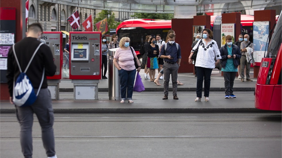 Ελβετία: Υποχρεωτική η χρήση μάσκας στα μέσα μαζικής μεταφοράς