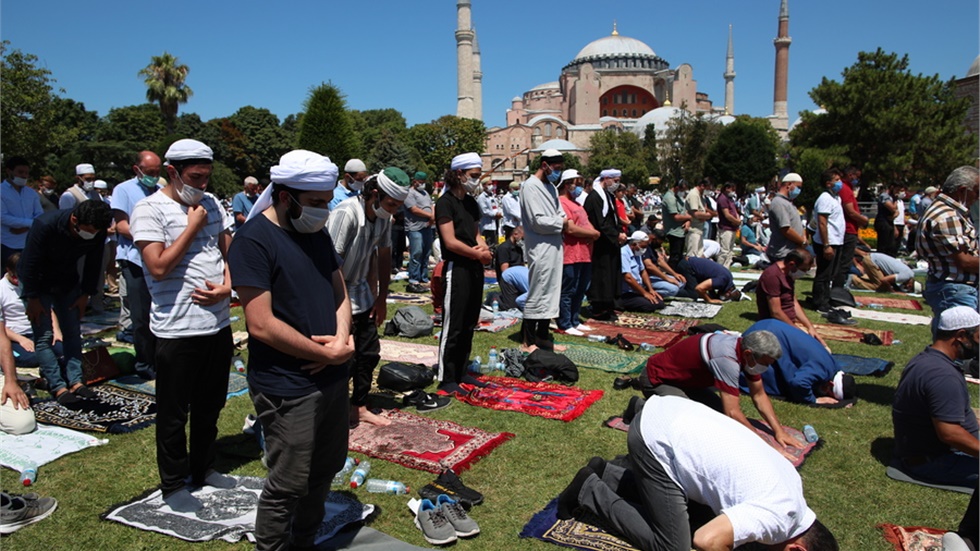 Με ανάγνωση στίχων του κορανίου από τον Ερντογάν ξεκίνησε η προσευχή...