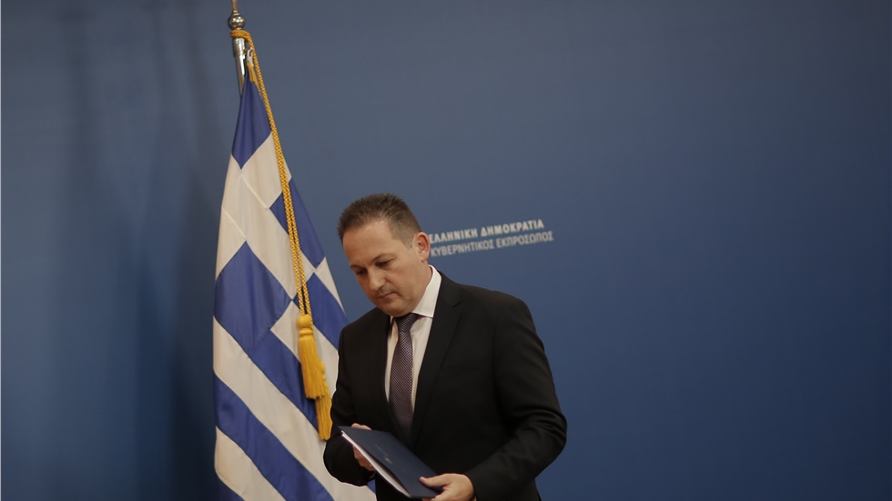 Πέτσας: Εξετάζεται η επέκταση της υποχρεωτικής χρήσης μάσκας...