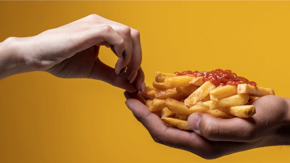 Η βρετανική κυβέρνηση απαγορεύει τις διαφημίσεις πρόχειρου φαγητού...