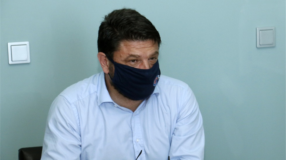 N. Χαρδαλιάς: Θα χρειαστεί να μάθουμε να ζούμε με τη μάσκα	