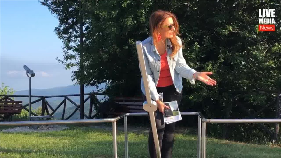 Η μικρή Ιωάννα μας ξεναγει στο άλσος του Αριστοτέλη