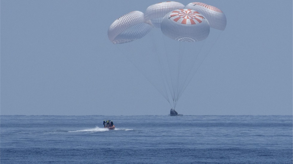 Η κάψουλα της SpaceX επέστρεψε στη Γη