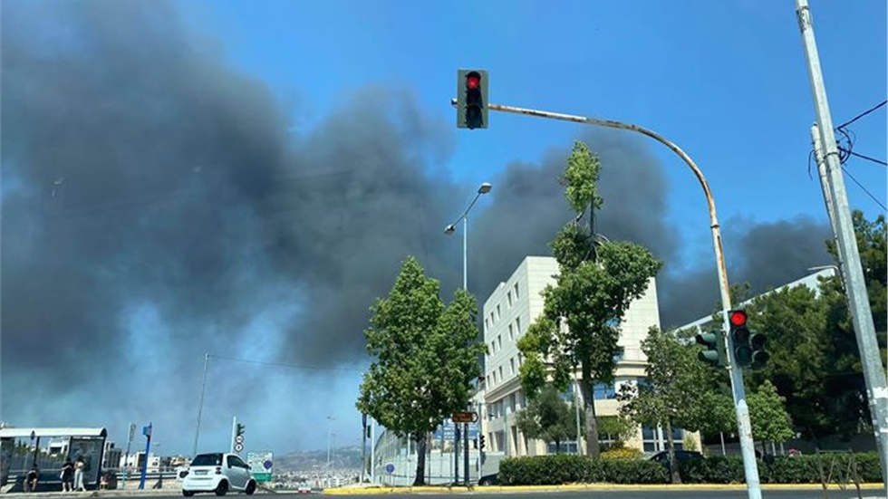 Μάχη με τις φλόγες δίνουν οι πυροσβεστικές δυνάμεις στο εργοστάσιο...