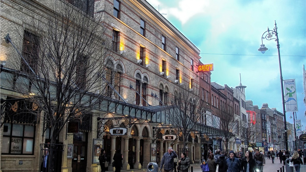 Η Ιρλανδία καθιστά αυστηρότερους τους περιορισμούς για τις συναθροίσεις