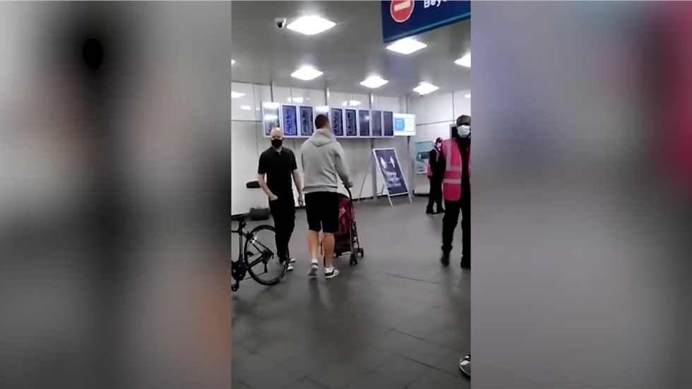 Βίντεο: Έντονος καυγάς και μπουνιές στο μετρό του Λονδίνου με...