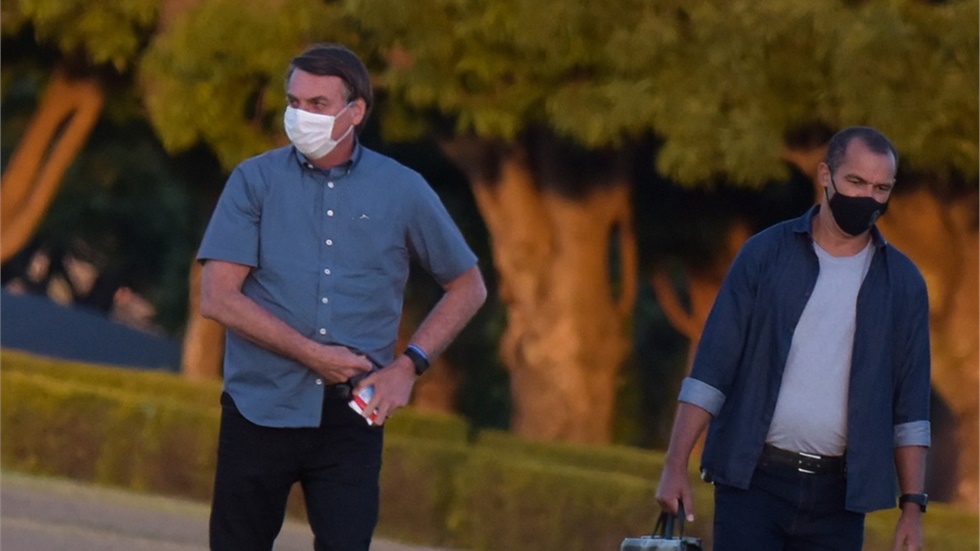 Βραζιλία: Ο Μπολσονάρου λέει σε δημοσιογράφο πως «θέλει να του...