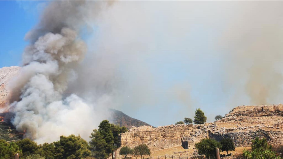 Υπό μερικό έλεγχο η φωτιά στις Μυκήνες - Οι φλόγες πέρασαν σε...