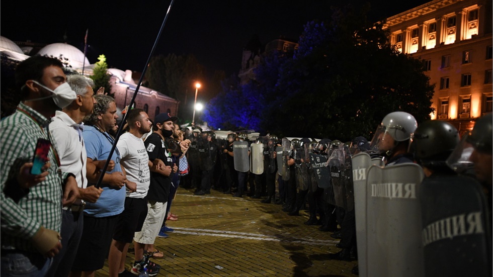 Βουλγαρία: Βίαιη τροπή πήραν οι διαδηλώσεις κατά του πρωθυπουργού...