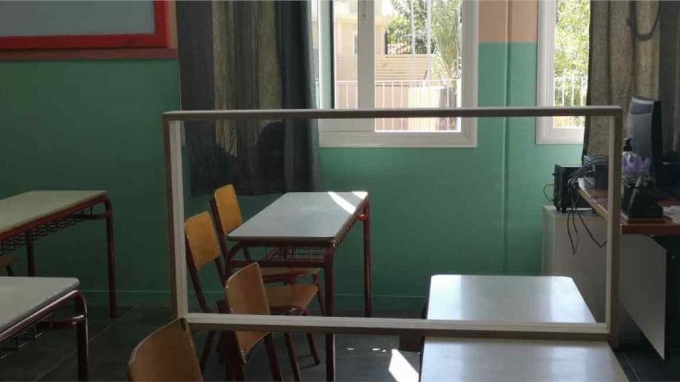 Πλέξιγκλας στα θρανία των δημοτικών, θερμικές πύλες εισόδου σε...