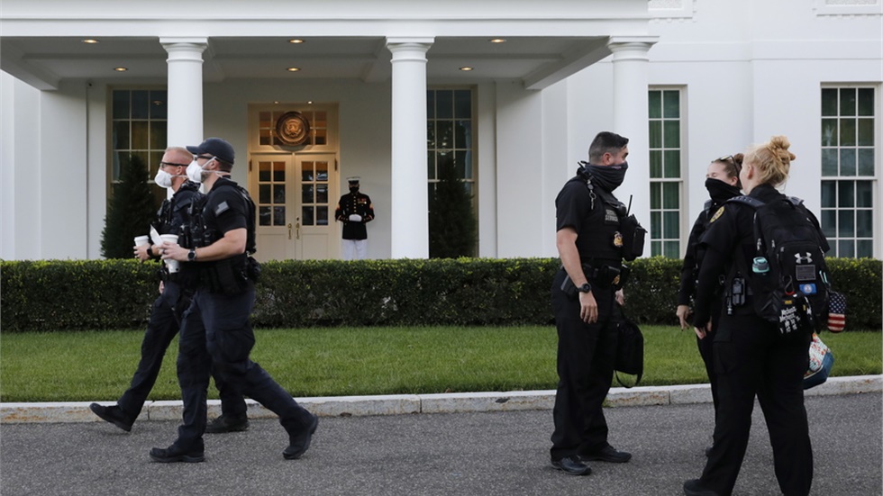 «Έτοιμος να βγει έξω»  είναι ο Τραμπ, σύμφωνα με την εκπρόσωπο...