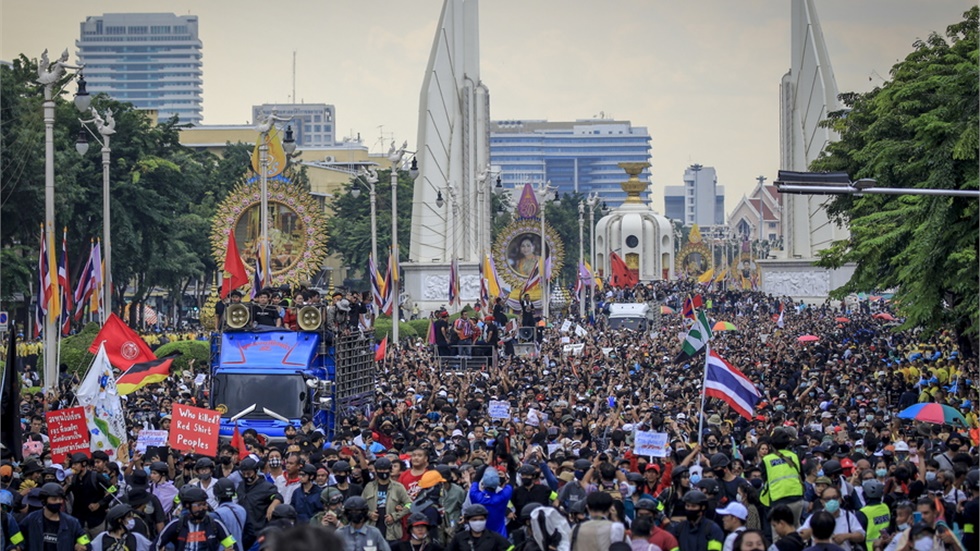 Ταϊλάνδη: Μεγάλη διαδήλωση υπέρ της δημοκρατίας, με αίτημα την...