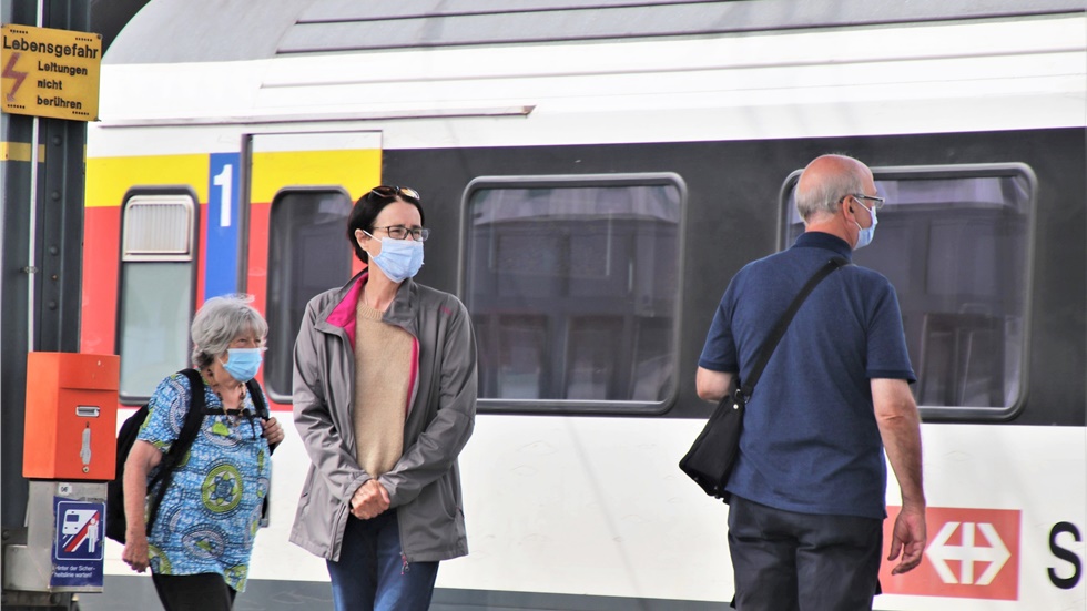 Κορωνοϊός: Ανήσυχες οι περισσότερες χώρες επαναφέρουν αρκετούς...