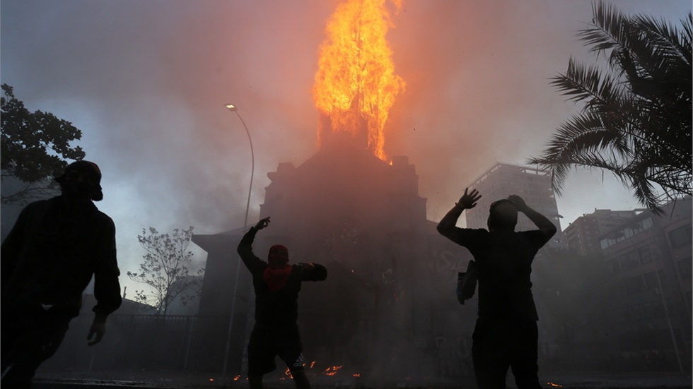 Χιλή: Σχεδόν 600 συλλήψεις στην πρώτη επέτειο της κοινωνικής...