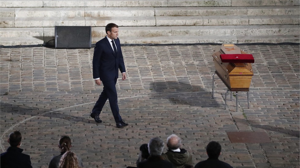 Γαλλία: Ο Μακρόν απέτισε φόρο τιμής 