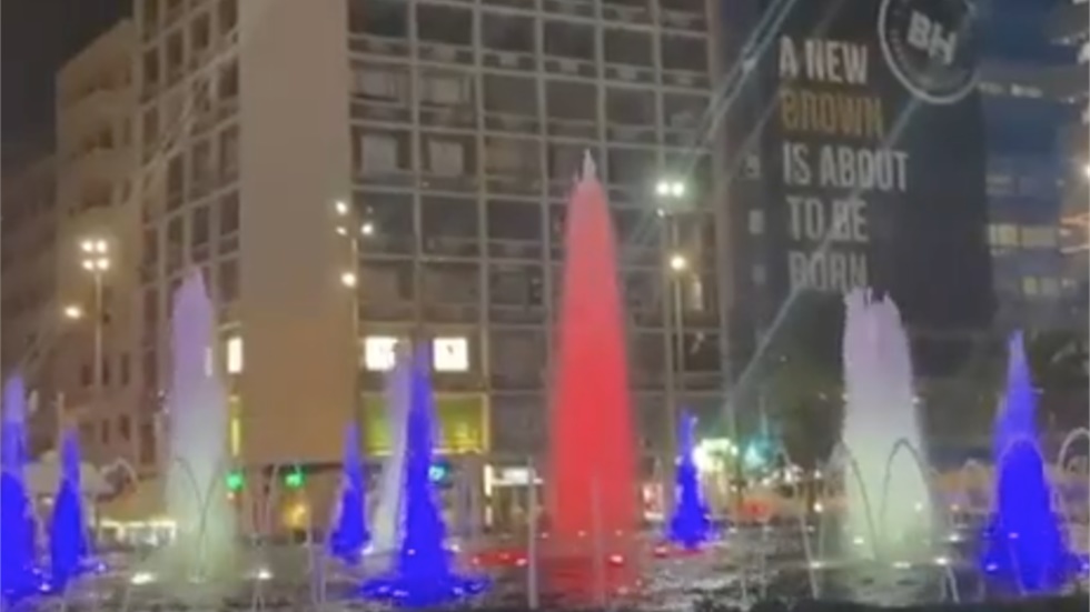 Στα χρώματα της Γαλλίας φωταγώγησε το σιντριβάνι στην Πλατεία...