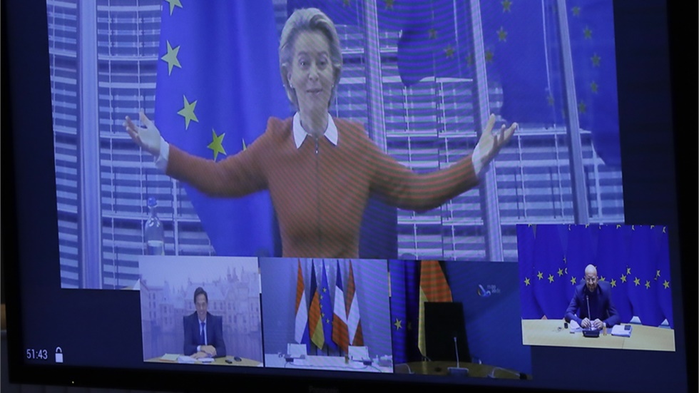 «Υπογράφουμε συμβόλαιο για έως και 300 εκατ. δόσεις του εμβολίου των BioNTech και Pfizer», δήλωσε η πρόεδρος της Κομισιόν