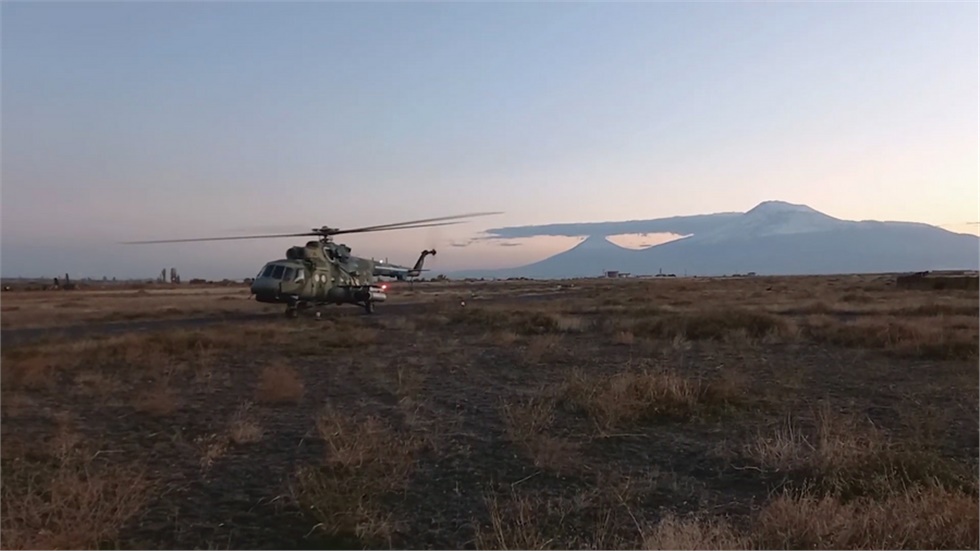 Ναγκόρνο Καραμπάχ: Αρμένιοι πυρπολούν τα σπίτια τους προτού τα...