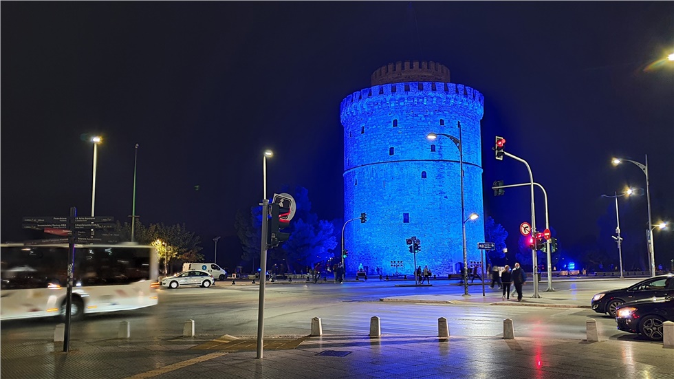 Στα μπλε «ντύθηκε» ο Λευκός Πύργος για την Παγκόσμια Ημέρα Διαβήτη