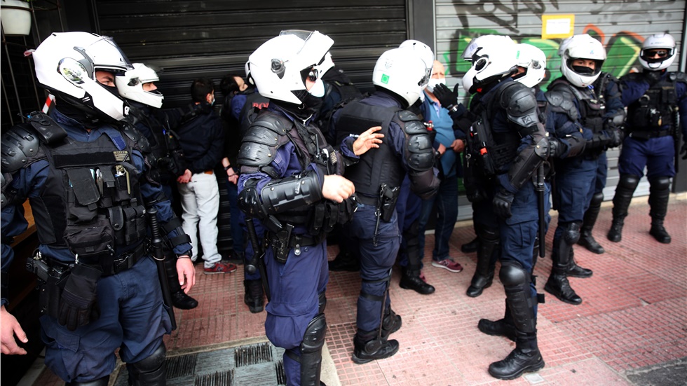 Άρση του προστίμου των 300 ευρώ στη γυναίκα που άφησε λουλούδι...