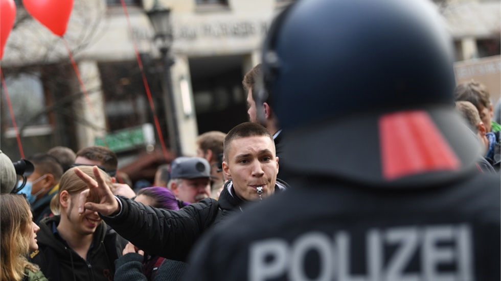 Χιλιάδες διαδηλώνουν στο Βερολίνο κατά των σχεδίων της κυβέρνησης...