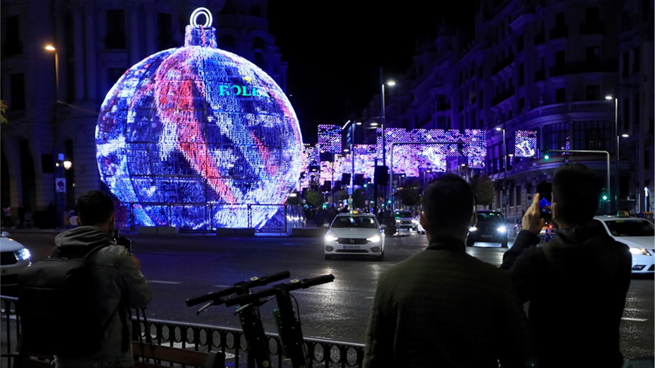 Σε εορταστικό κλίμα η Μαδρίτη, άναψε τα χριστουγεννιάτικα φώτα...