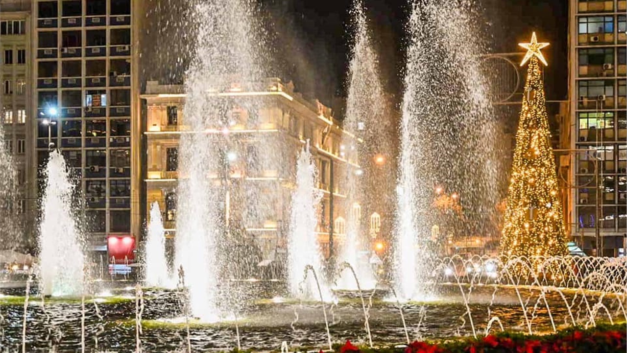 Φωτογραφίες: Στολίστηκε η πλατεία Ομονοίας