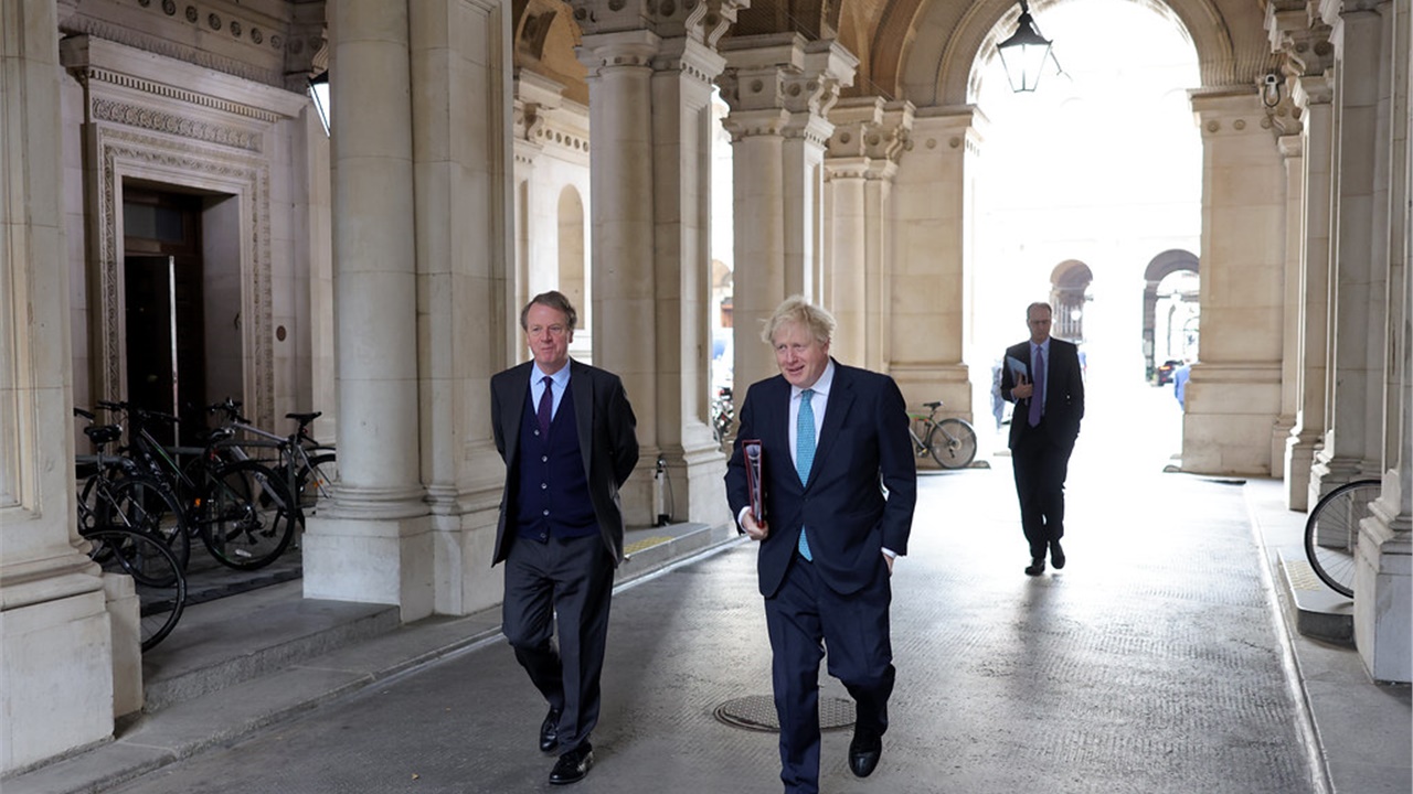 Πρέπει να ματαιωθούν τα Χριστούγεννα λόγω της Covid-19; Η Βρετανία...