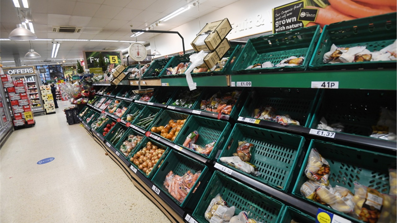 Τεράστιες ουρές στα βρετανικά σουπερμάρκετ - Kαραντίνα και ταξιδιωτικοί...