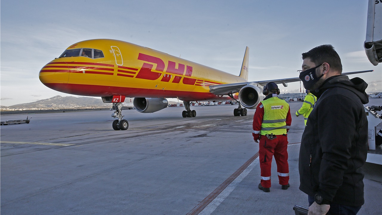Έφτασε στην Αθήνα η πρώτη μεγάλη παρτίδα 83.850 δόσεων του εμβολίου...