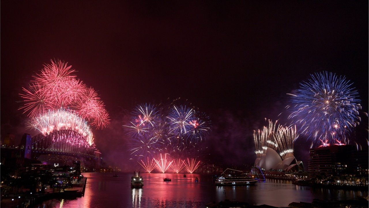 2021: Ο πλανήτης αρχίζει να υποδέχεται το νέο έτος υπό το βάρος...