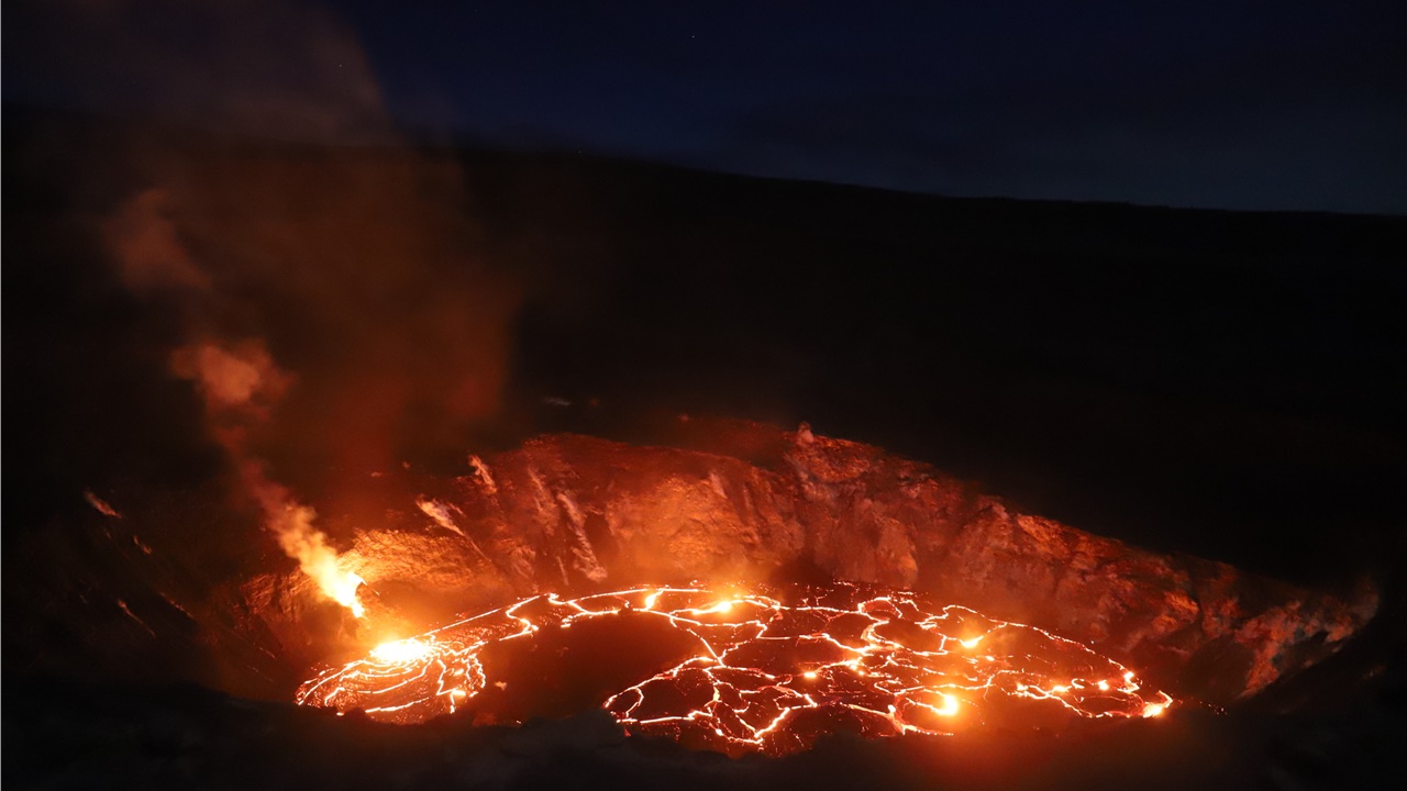 Μοναδικές εικόνες από το εσωτερικό του ηφαιστείου Kilauea στη...
