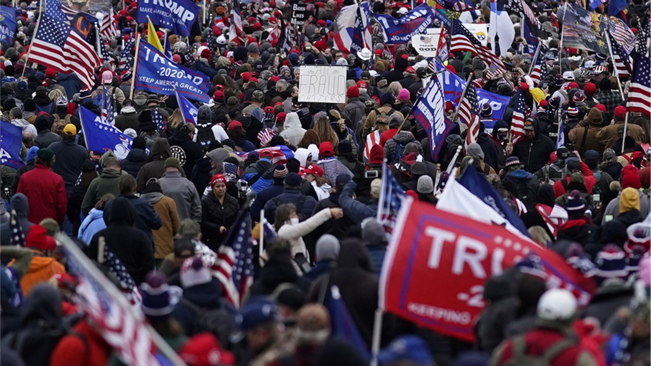 Πλήθη υποστηρικτών του Ντόναλντ Τραμπ κατευθύνονται στην Ουάσιγκτον
