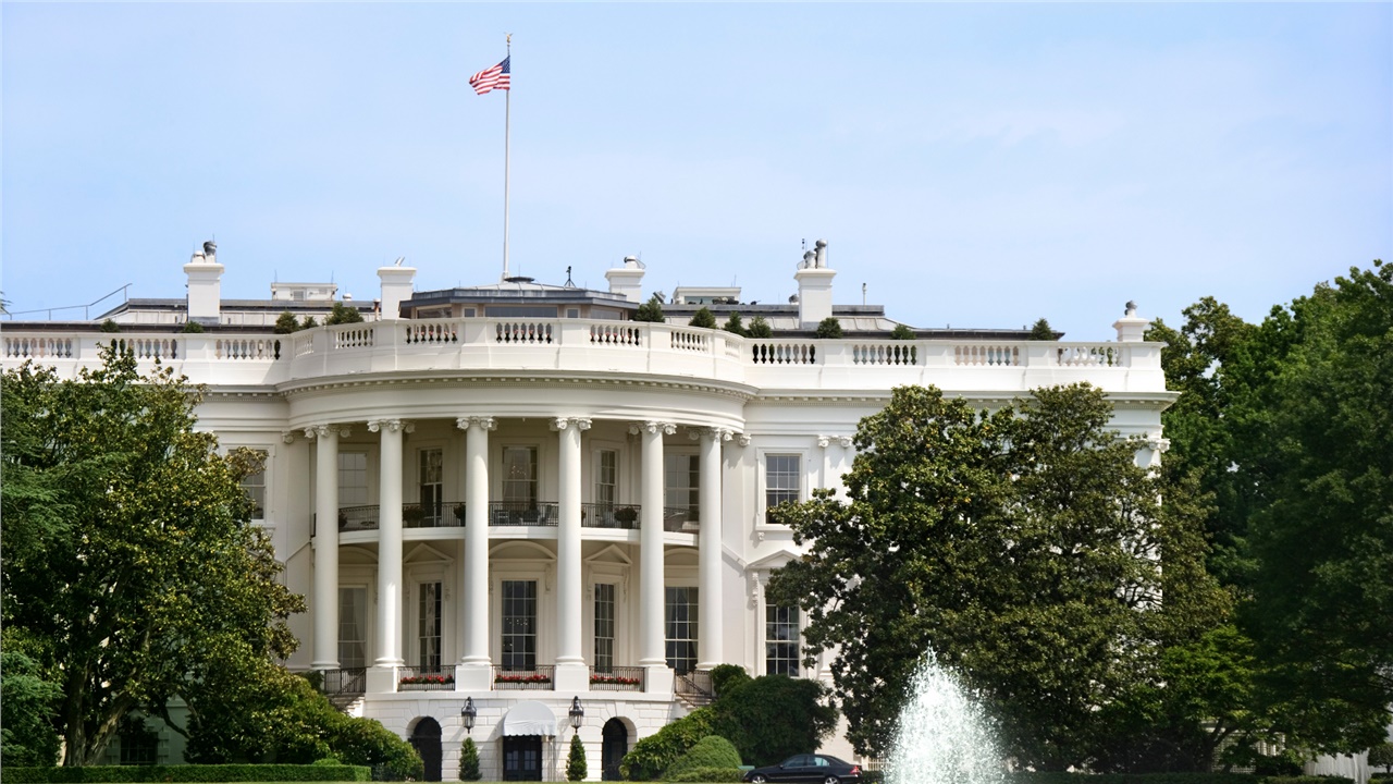 Αξιωματούχοι του Λευκού Οίκου υποβάλλουν τις παραιτήσεις τους...