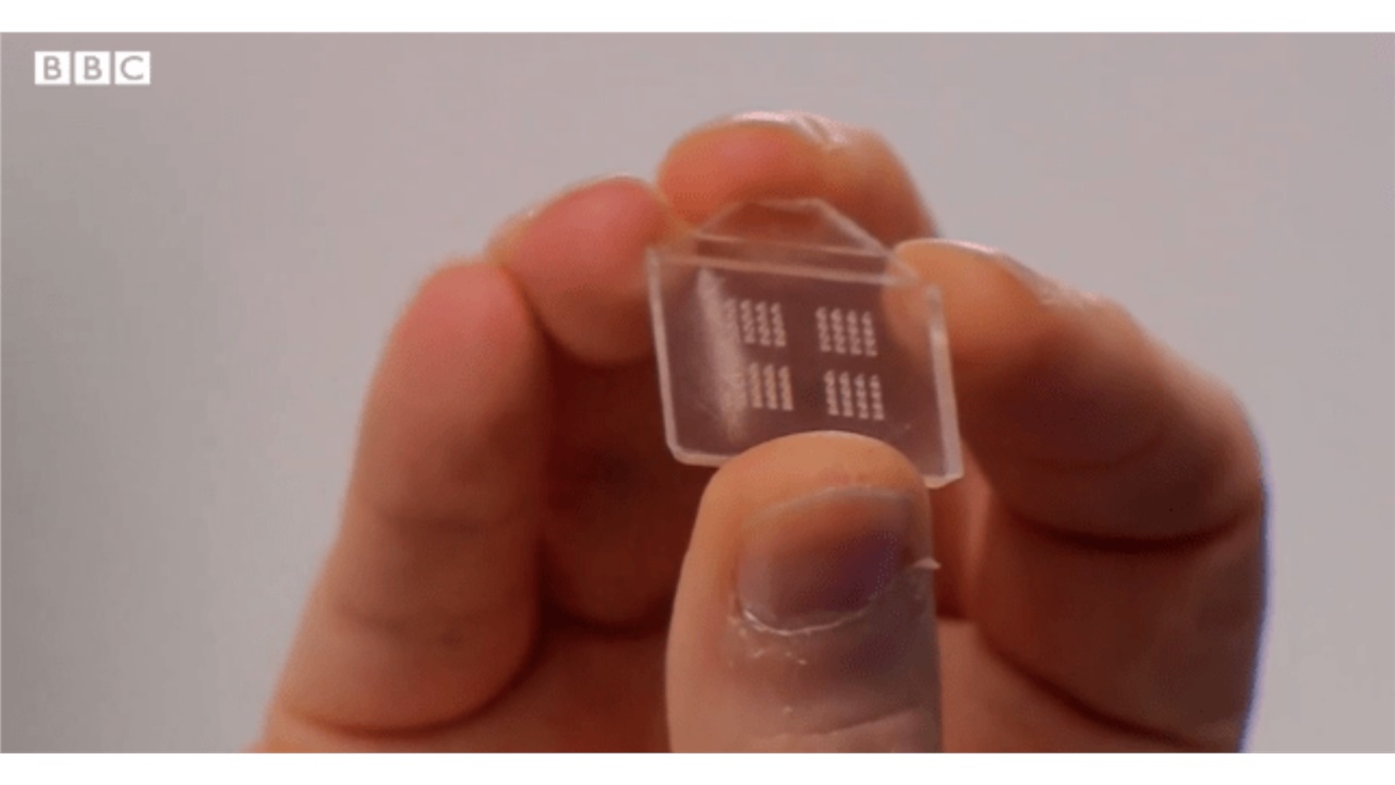 «Έξυπνο τσιρότο»: Η νέα μέθοδος εμβολιασμού που αναπτύσει βρετανικό...