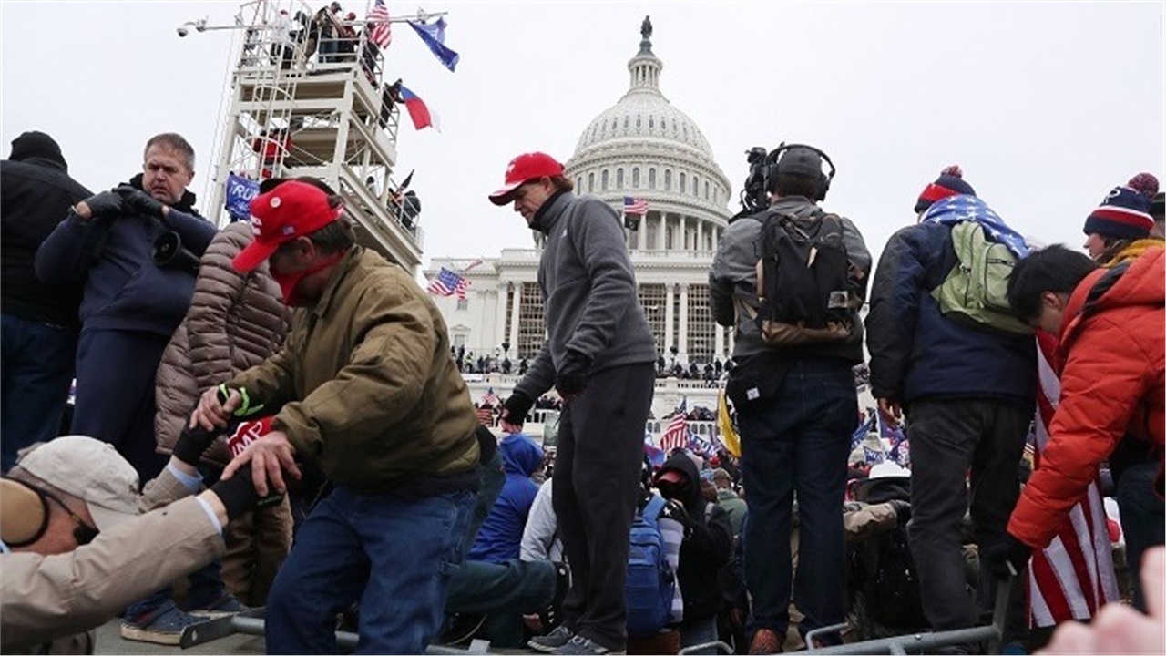 Ένας στους πέντε Αμερικανούς τάσσεται υπέρ της εισβολής στο Καπιτώλιο