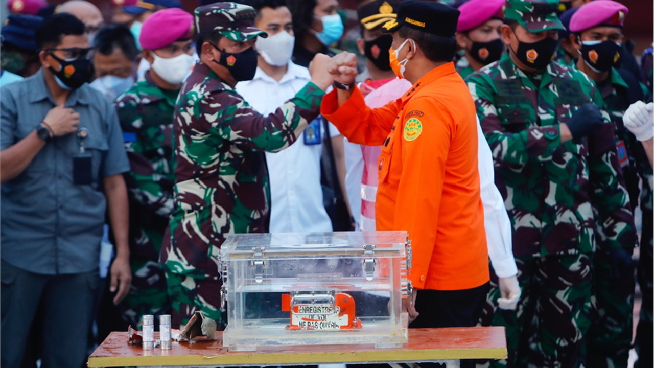 Ινδονησία: Βρέθηκε ένα από τα δύο μαύρα κουτιά του Boeing 737-500