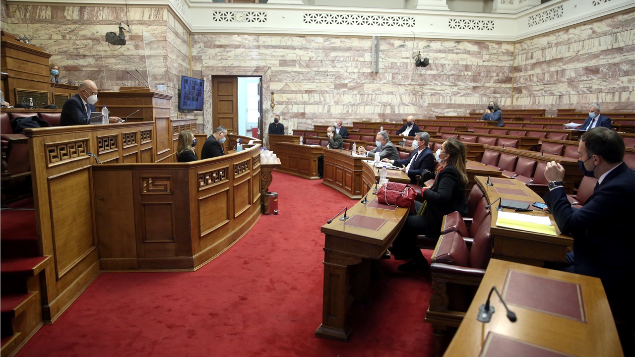 Βουλή: Σε εξέλιξη η συνεδρίαση για την αύξηση των χωρικών υδάτων...