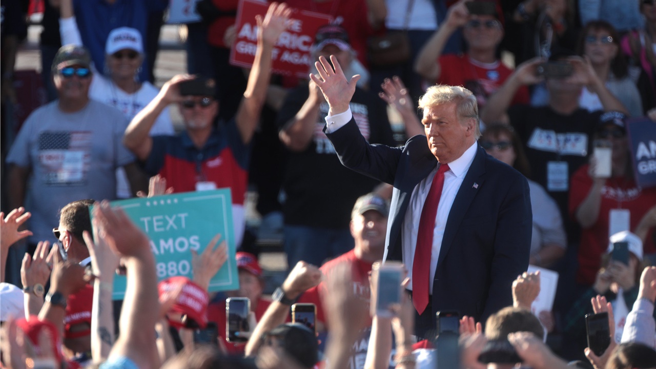 Δεν θέλω βία, δηλώνει ο Τραμπ, αλλά υποστηρίζει ότι υπάρχει τεράστιος...